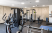 Fitnessraum mit Geräten