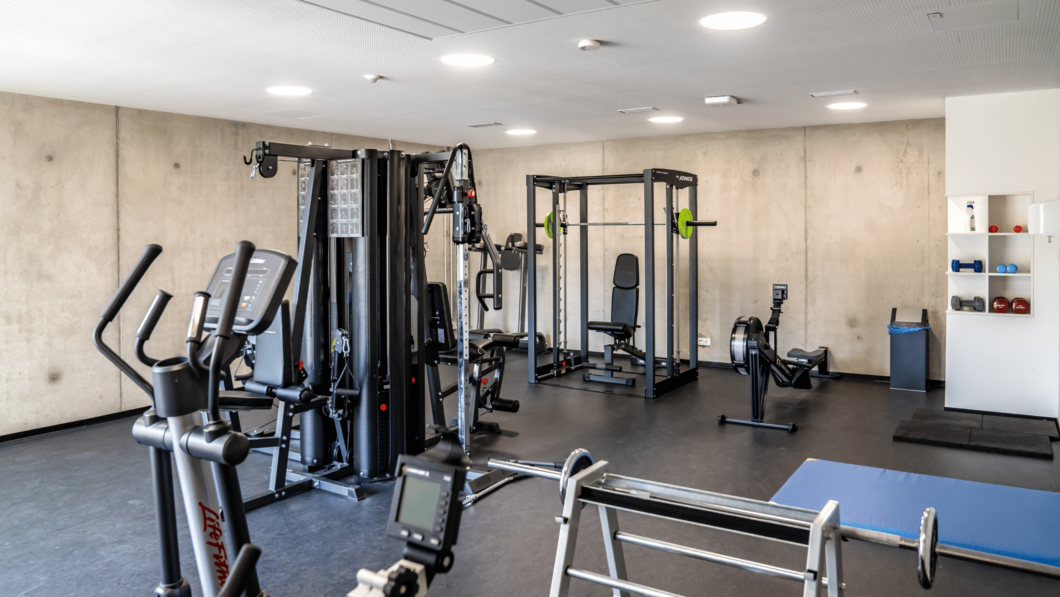 Fitnessraum mit Geräten