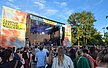 Studierende vor der Bühne beim Campusfestival