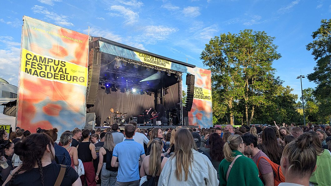 Studierende vor der Bühne beim Campusfestival