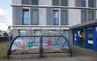 Kita Sankt Augustin von außen mit einer Garage für Fahrräder und Kinderwagen, die sogenannte Fietsentrommel.