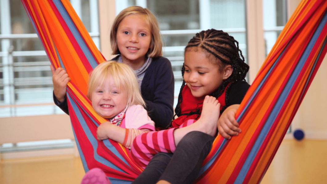 Bild von Kindern in der Hängematte