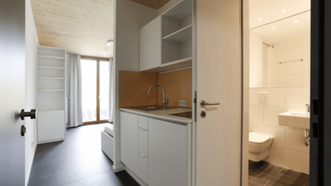 Blick in ein Einzimmerappartement im Wohnheim