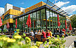 Studierende sitzen im Gartenbereich der Galerie.
