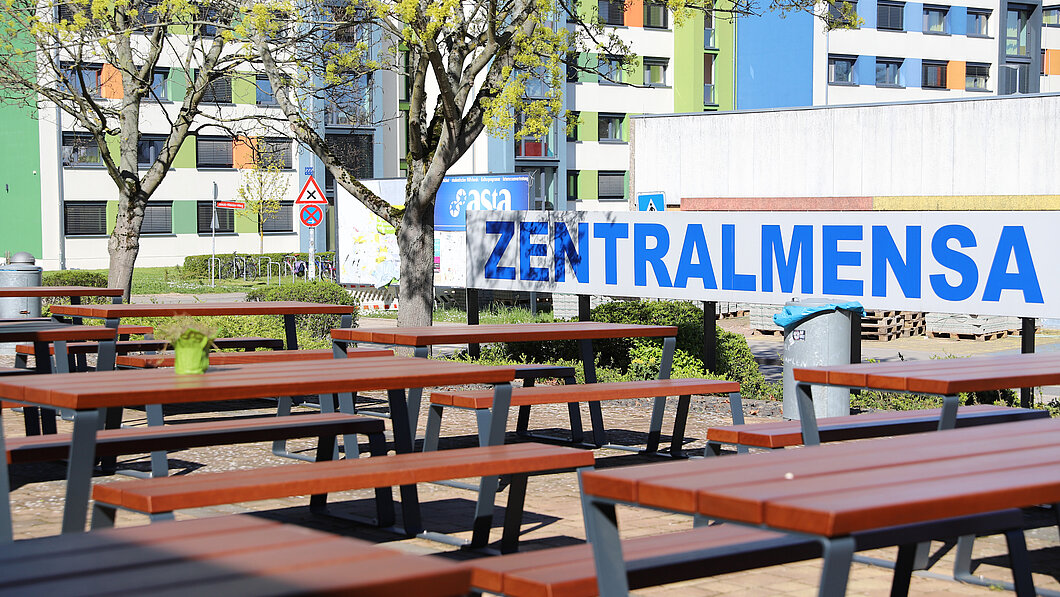 Foto von der Zentralmensaterrasse auf das Wohnheim Inter 2 im Hintergrund