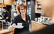 Servicekraft serviert Kaffee