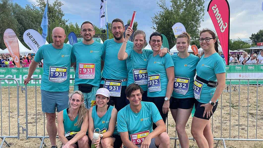 Glückliche Laufgruppe bei der Firmenstaffel