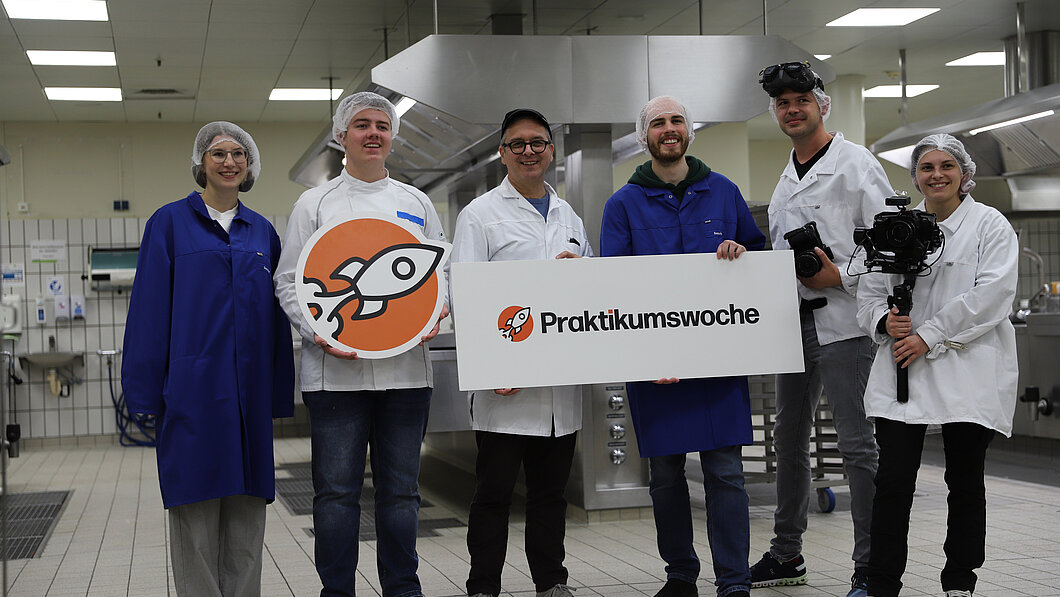 Bild von den Mitgliedern der Praktikumswoche in der Zentralmensa
