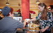 Studentin bezahlt ihr Essen an der Kasse im venusberg bistro.