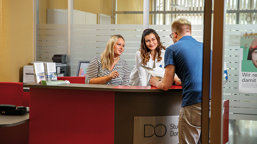 Personen im InfoPoint im Mensa-Foyer