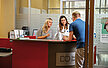 Personen im InfoPoint im Mensa-Foyer