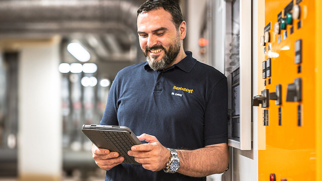 Mitarbeiter mit iPad im Technikraum