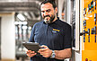 Mitarbeiter mit iPad im Technikraum