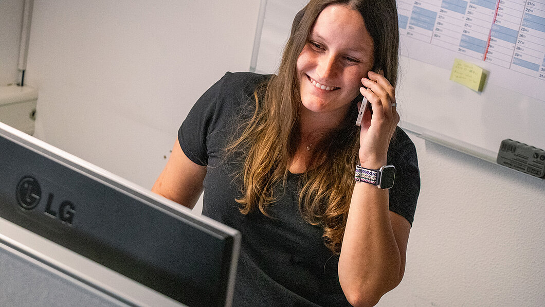 Mitarbeiterin im Büro am Telefon