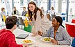 Studierende treffen sich in der Mensa zum gemeinsamen Mittagessen