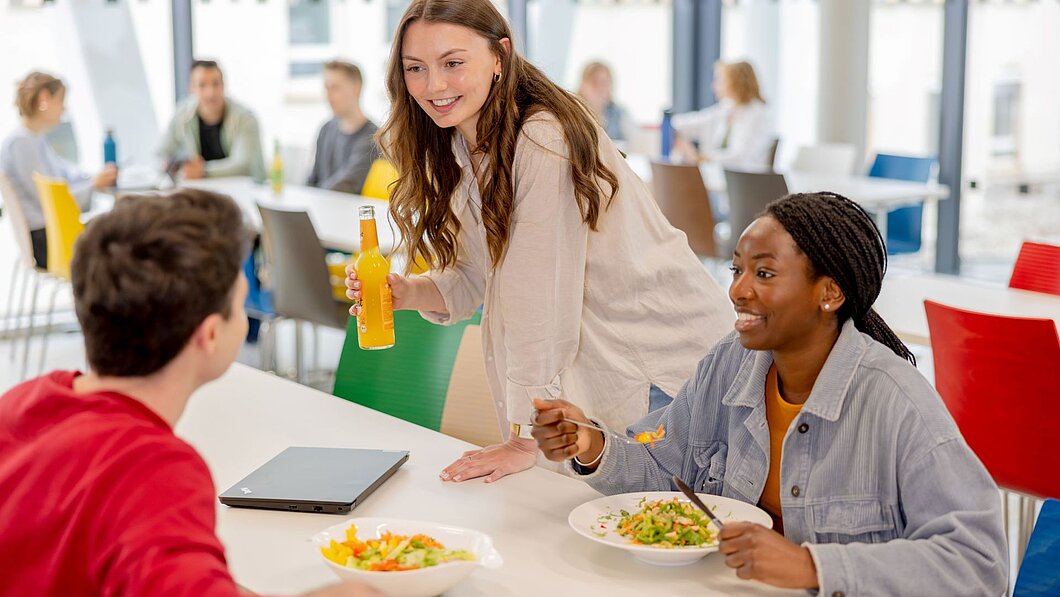 Studierende treffen sich in der Mensa zum gemeinsamen Mittagessen
