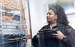 Eine IT Sachbearbeiterin überprüft Kabel
