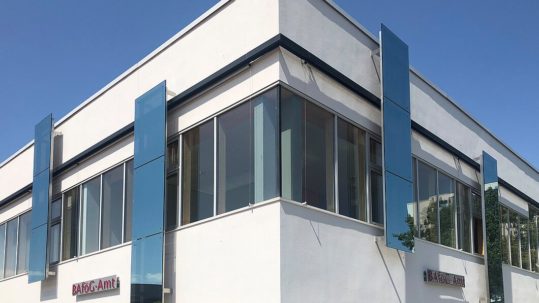 Gebäudeecke mit Spiegel-Fassade