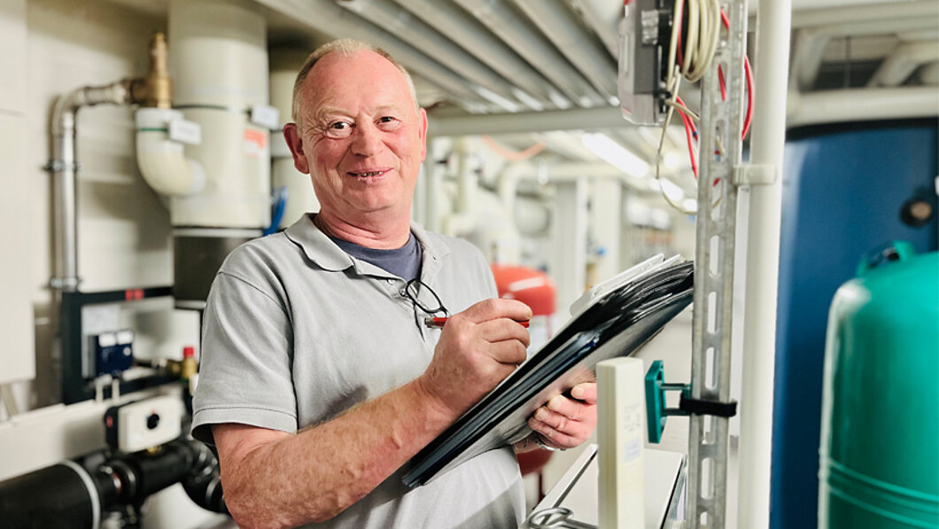 Hausverwalter im Technikraum