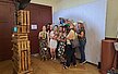 Frauen und Männer in bunten Kostümen vor einer Fotobox