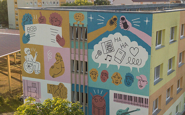 Bunte Fassade eines Wohnheims
