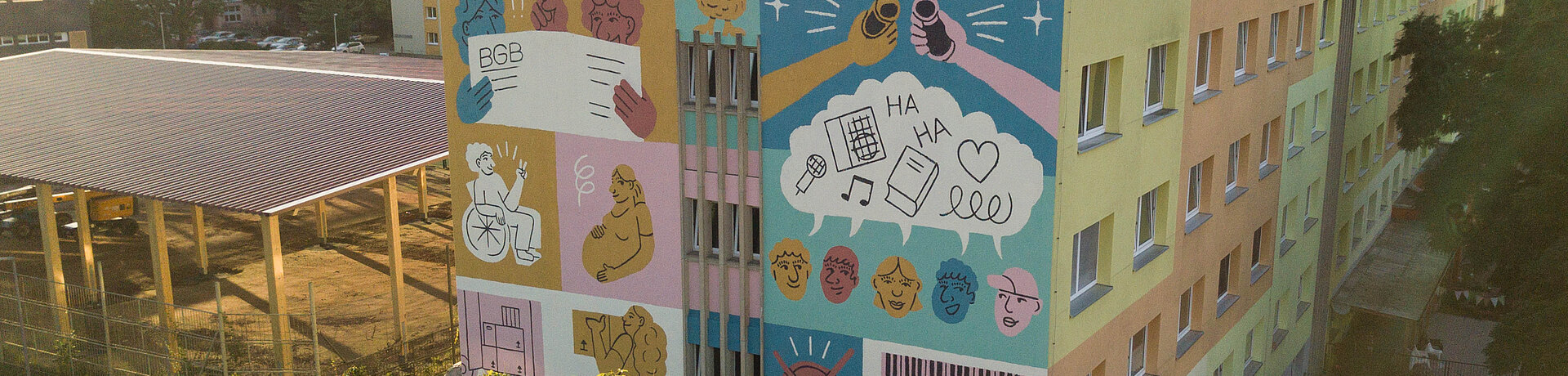 Bunte Fassade eines Wohnheims