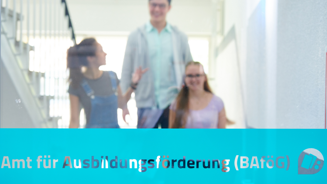 Symbolbild BAföG: Glastüraufschrift "Amt für Ausbildungsförderung", dahinter unscharf Studierende