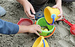 Kinderhände spielen im Sandkasten