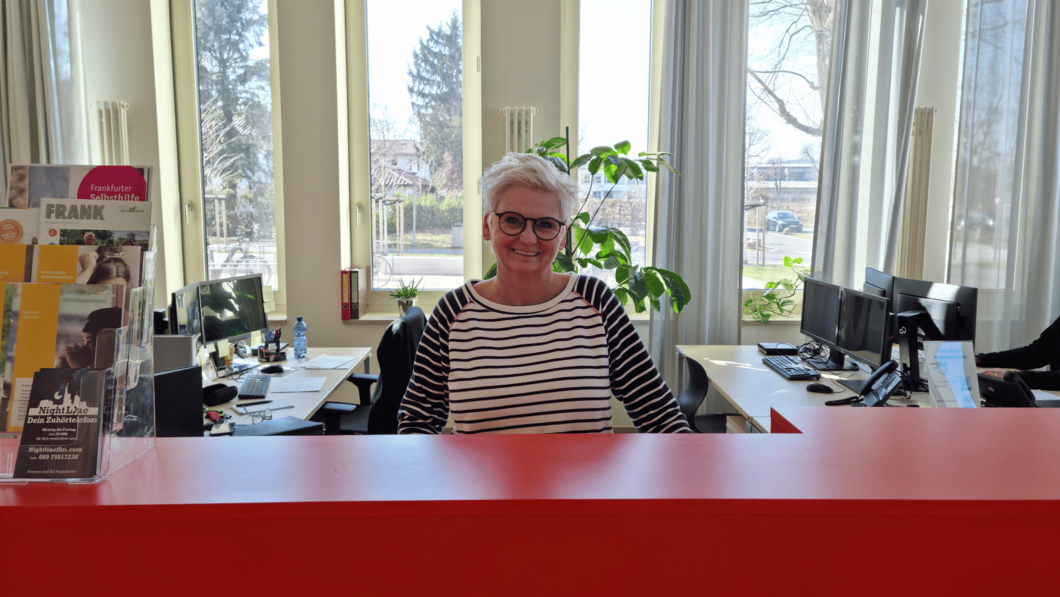 ServiceCenter Theke mit Mitarbeiterin