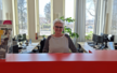 ServiceCenter Theke mit Mitarbeiterin