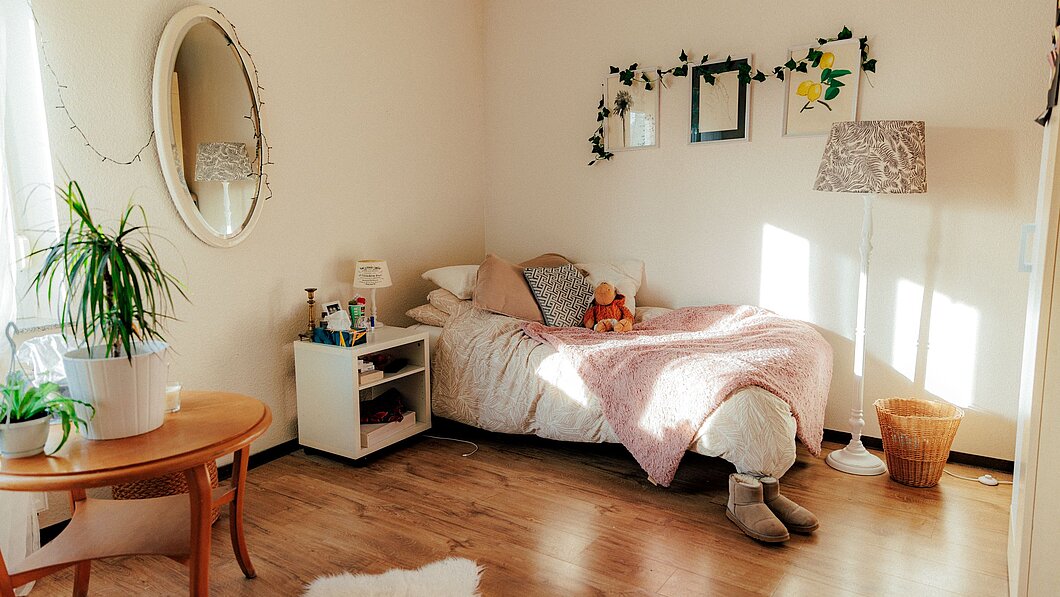 gemütlich eingerichtetes Zimmer im Studentenwohnheim