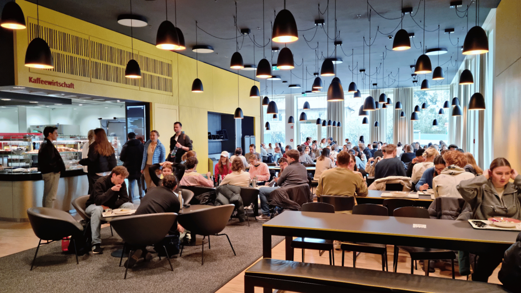 Aufnahme vom Gastraum der Cafeteria Hoagascht