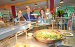 Studierende stehen vor der Wok-Ausgabetheke im venusberg bistro