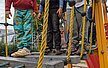 Kinderschuhe auf der Spielturmbrücke