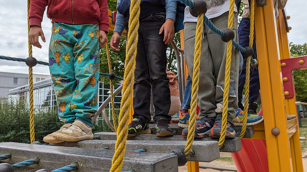 Kinderschuhe auf der Spielturmbrücke