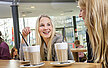 Junge Studierende trinken Kaffee in der food fakultät
