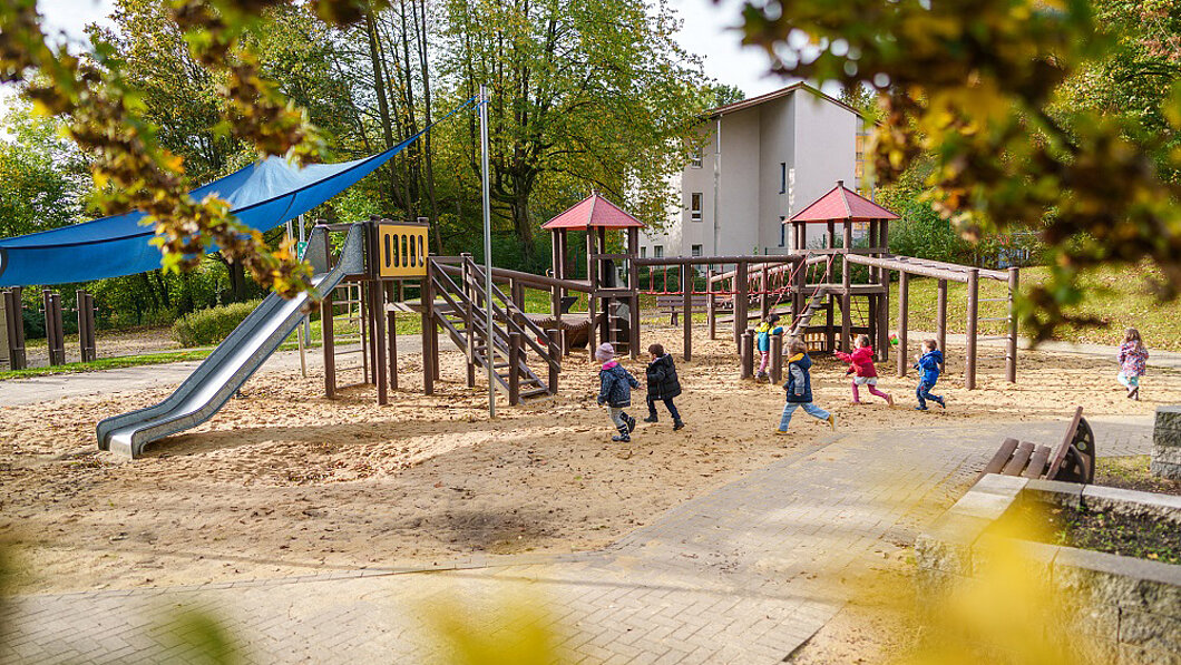 Kinder spielen im Außengelände der Kita