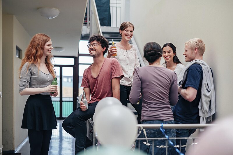 Studierende treffen sich im Studierendenwohnheim