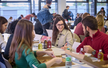 Gruppe Studierender am Tisch beim Essen in der Mensa CAMPO.