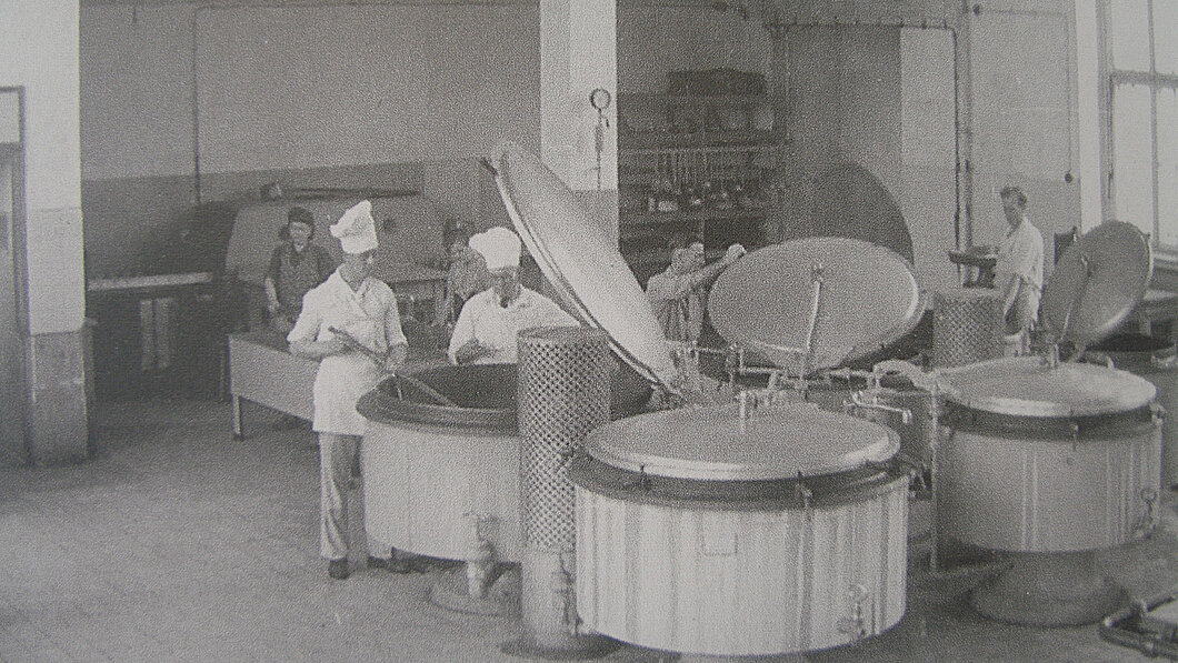 schwarzweiß Foto von der alten Mensa, so sah die Küche in der Mensa vor über 70 Jahren aus