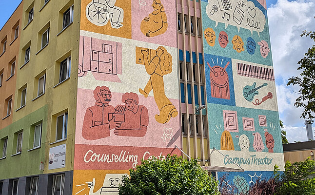 Bunte Fassade eines Wohnheims