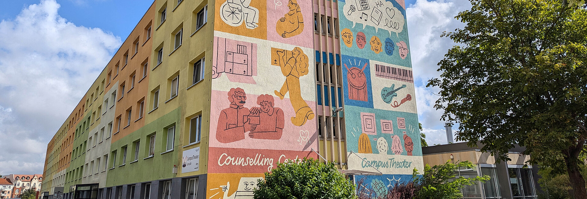Bunte Fassade eines Wohnheims