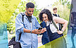 Zwei Studierende auf dem Campus