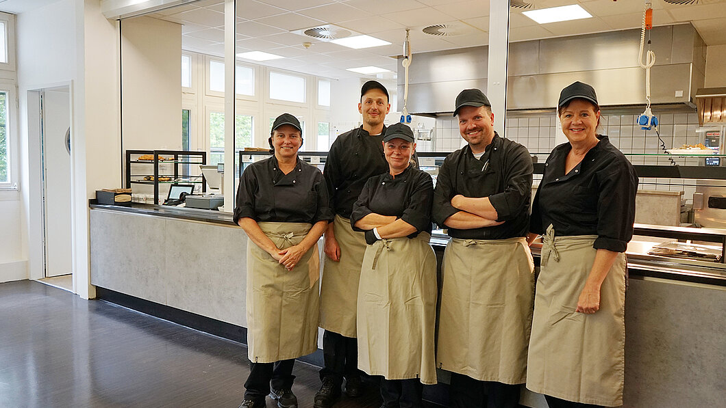 Fünf Teammitglieder einer Mensa in Arbeitskleidung.