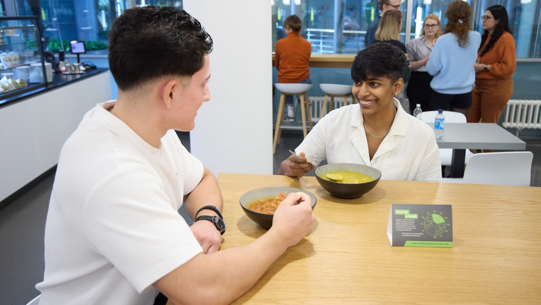 Zwei Studierende essen zu Mittag im Café Rabinstraße
