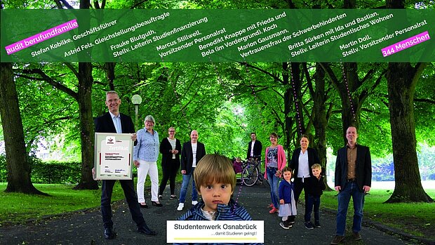 Geschäftsführer Stefan Kobilke steht mit Mitarbeiterinnen und deren Kindern, während er das Zertifikat ‚audit berufundfamilie‘ in die Kamera hält.