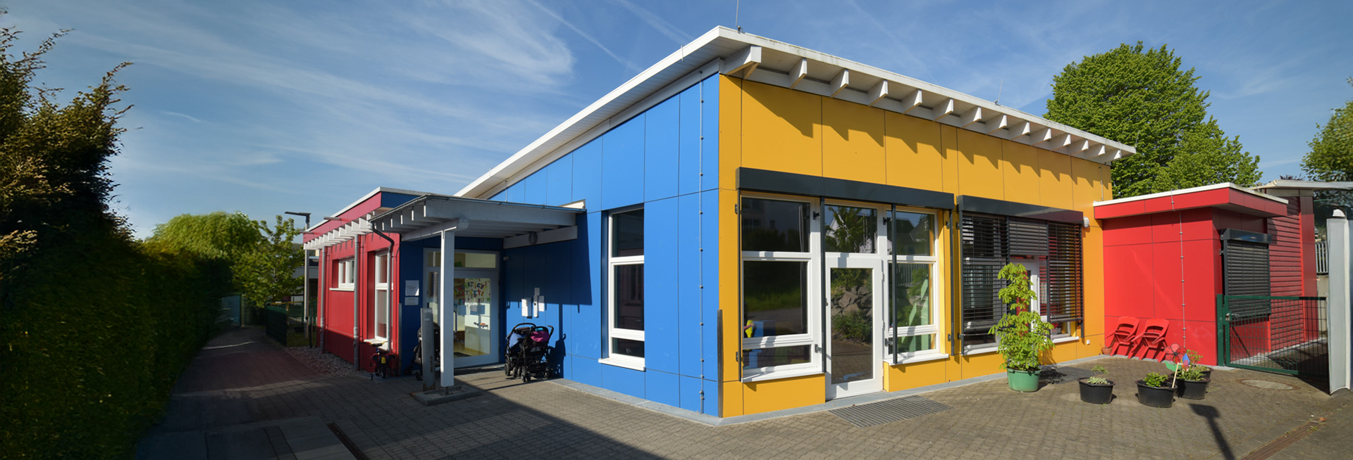 Ein Gebäude mit gelben, blauen und roten Wänden